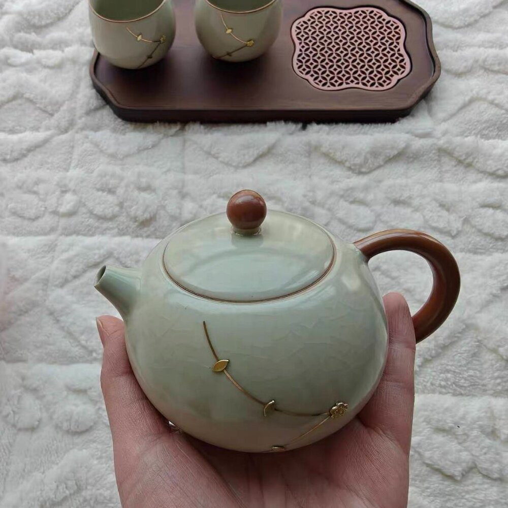 Classic Style Ceramic Teapot in Soft Green Shade